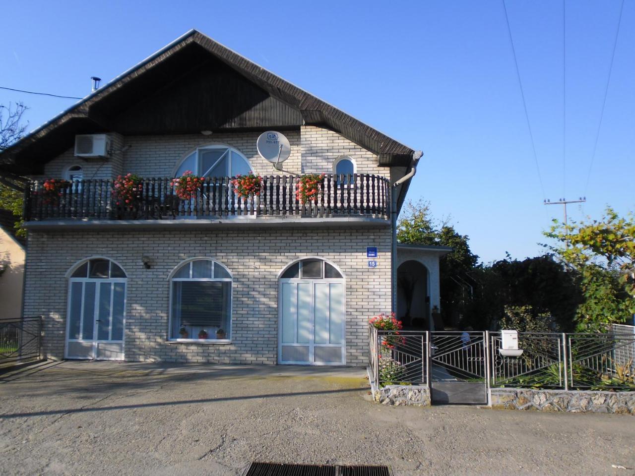 Rooms Mila Rezovac Екстериор снимка